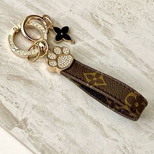 MONOGRAM CANVAS GOLD TONE KEYCHAIN LS16